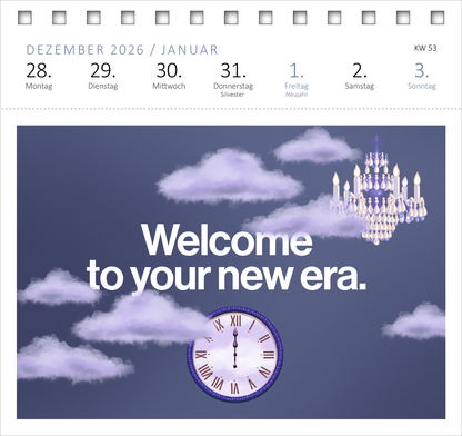 Gezeigt wird eine Innen- oder Zusatzansicht von „Postkartenkalender 365 Tage mit Taylor Swift 2027“. Der Hintergrund ist in sanften Blautönen gehalten, verziert mit stilisierten Wolken. Im Vordergrund befindet sich ein eleganter Kronleuchter, der oben rechts platziert ist. Unterhalb steht in großen, auffälligen Buchstaben der Schriftzug „Welcome to your new era.“ Eine runde Uhr mit römischen Ziffern links rundet das Design ab. Die gesamte Gestaltung vermittelt eine festliche und...