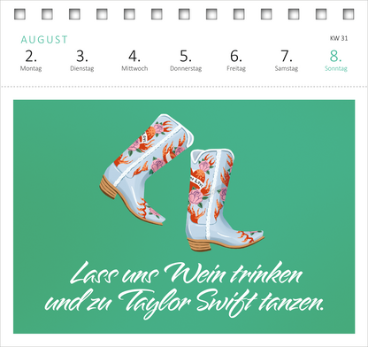 Gezeigt wird eine Innen- oder Zusatzansicht von „Postkartenkalender 365 Tage mit Taylor Swift 2027“. Die Seite zeigt einen mintgrünen Hintergrund mit zwei bunten Stiefeln im Vordergrund, verziert mit floralen Motiven. Darunter steht in einer geschwungenen, weißen Schrift der Spruch: „Lass uns Wein trinken und zu Taylor Swift tanzen.“ Oben sind die Wochentage und das Datum klar abgebildet, was die Datumsangabe erleichtert.