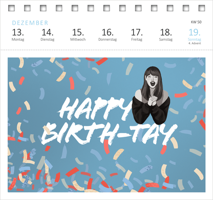 Gezeigt wird eine Innen- oder Zusatzansicht von „Postkartenkalender 365 Tage mit Taylor Swift 2027“. Der Kalender zeigt eine leuchtend blaue Hintergrundfarbe mit grafikartigen Konfetti-Elementen in Rot, Gelb und Weiß. Im Vordergrund ist eine stilisierte Darstellung einer Frau mit langen, dunklen Haaren zu sehen, die jubelnd die Arme hebt. Der Schriftzug „HAPPY BIRTH-TAY“ ist in großen, weißen Buchstaben prominent platziert. Die Wochentage sind in der oberen Leiste aufgelistet.
