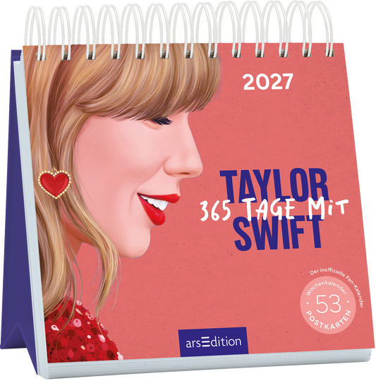 Das Cover zeigt ein farbenfrohes und verspieltes Design mit einem Porträt von Taylor Swift, die auf der linken Seite mit einem breiten Lächeln und blonden, welligen Haaren abgebildet ist. Sie trägt einen herzförmigen Ohrring, der einen besonderen Akzent setzt. Der Hintergrund ist in einem sanften Rosaton gehalten. In blauer, großer Typografie steht „TAYLOR SWIFT“ über dem Schriftzug „365 TAGE MIT“, das in einer freundlichen Schriftart darunter platziert ist. Ganz unten mittig...