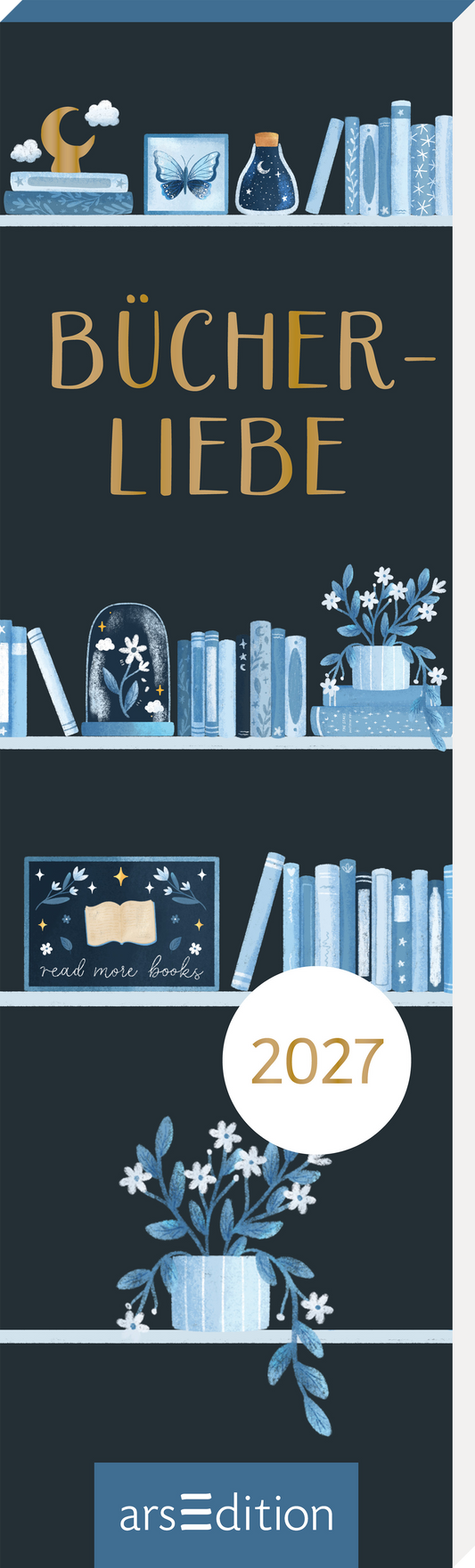 Das Cover zeigt verschiedene Regale vor einem dunklen Hintergrund, die mit stilisierten Büchern, einer Schmetterlingsillustration und einem dekorativen Glas gefüllt sind. In einer blauen Vase blühen weiße Blumen. Der Titel „BÜCHER- LIEBE“ ist in elegantem Goldton in der Mitte platziert. Oben befindet sich ein kleiner Mond und die Jahreszahl „2027“ im weißen Kreis am unteren Rand. Ganz unten mittig steht der Logoschriftzug von arsEdition.