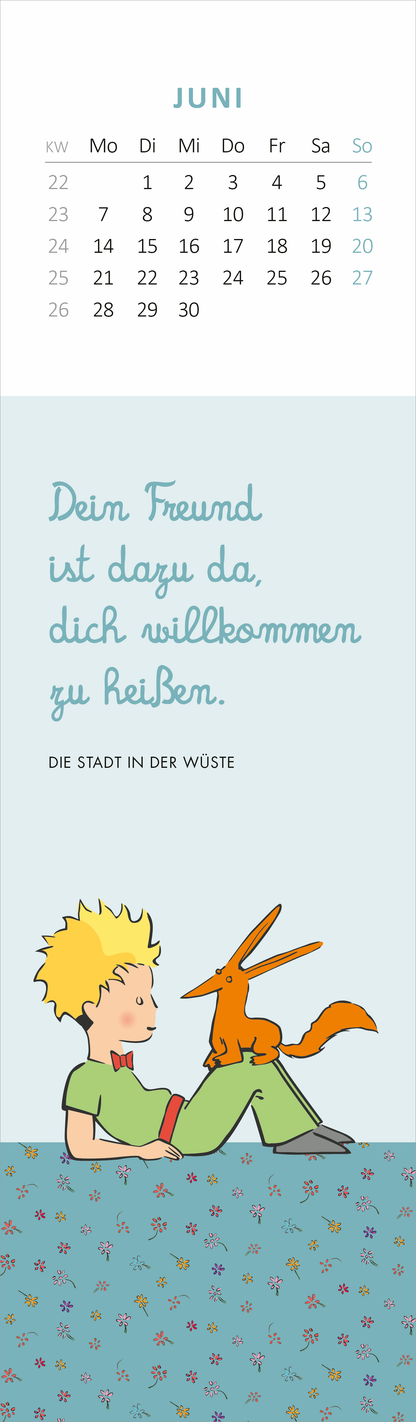 Gezeigt wird eine Innenansicht von „Lesezeichenkalender Man sieht nur mit dem Herzen gut 2027“. Der Kalender präsentiert eine sanfte Farbpalette mit einem himmelblauen Hintergrund und hellen akzentuierten Elementen. Oben befindet sich ein klar strukturiertes Kalendermuster für Juni, während darunter eine Illustration eines Jungen mit einem Fuchs und eine poetische Botschaft in einer verspielten Schriftart steht. Der Text ist gut lesbar, und die Gesamtgestaltung ist harmonisch und...