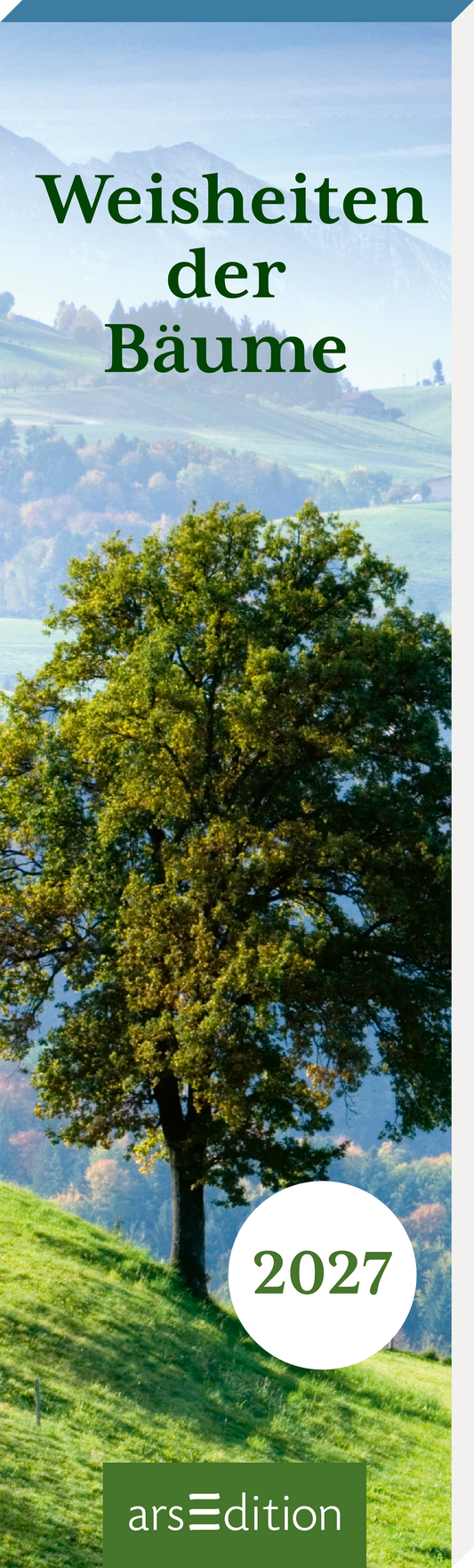 Das Buchcover zeigt einen einzelnen, großen Baum in sattem Grün, vor einer malerischen, hügeligen Landschaft unter einem klaren blauen Himmel. Der Titel „Weisheiten der Bäume“ ist in eleganten, grünen Buchstaben oben auf dem Cover platziert. Darunter befindet sich die Jahreszahl „2027“ in einer runden, weißen Grafik. Die Atmosphäre vermittelt Ruhe und Verbundenheit zur Natur. Ganz unten mittig steht der Logoschriftzug von arsEdition.