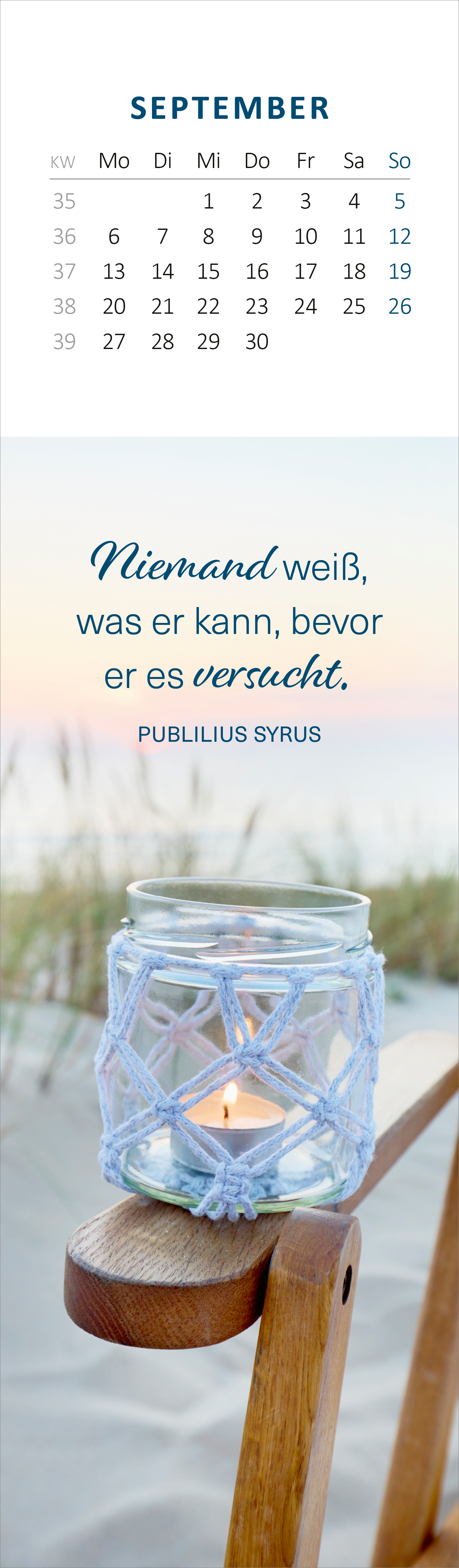 Gezeigt wird eine Innen- oder Zusatzansicht von „Lesezeichenkalender Glücksmomente für die Seele 2027“. Der Kalender zeigt den Monat September mit einem klar strukturierten, monochromen Kalendarium in sanften Blautönen. Unterhalb des Kalenders steht der inspirierende Spruch „Niemand weiß, was er kann, bevor er es versucht“ in eleganter, geschwungener Schrift. Der Hintergrund ist hell und vermittelt eine ruhige, harmonische Atmosphäre, während ein zartes Laternenmotiv das Gefühl...