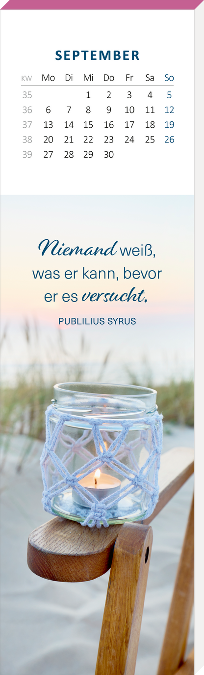 Gezeigt wird eine Innen- oder Zusatzansicht von „Lesezeichenkalender Glücksmomente für die Seele 2027“. Die Ansicht zeigt einen hellen Hintergrund mit sanften Pastellfarben. Oben ist der Monat September in großer, klarer Schrift dargestellt. Darunter steht ein inspirierendes Zitat in geschwungener Schrift: „Niemand weiß, was er kann, bevor er es versucht.“ Zudem ist ein Glas mit einer Kerze abgebildet, umgeben von einem dekorativen Netz. Der Gesamtlook vermittelt Ruhe und...