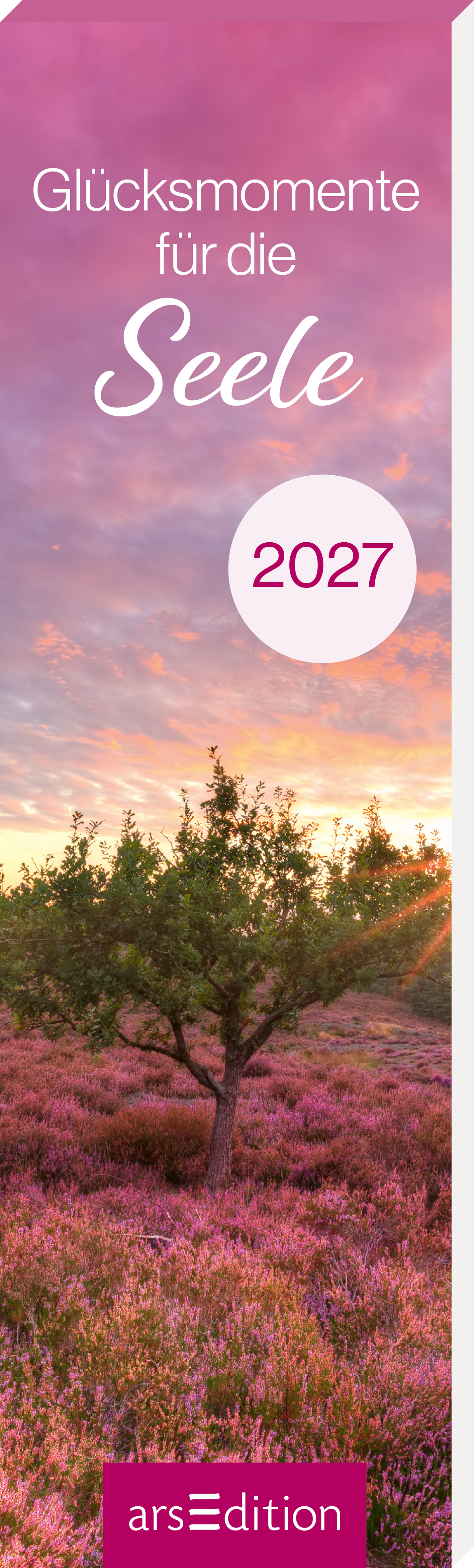 Das Buchcover zeigt eine sanfte Landschaft mit einem Baum inmitten von blühendem Heidekraut, umgeben von warmen, pastellfarbenen Himmelstönen in Rosa und Lila. Der Titel „Glücksmomente für die Seele“ ist in eleganter, geschwungener Schrift in Weiß über dem Bild platziert, während die Jahreszahl „2027“ in einem weißen Kreis auf der rechten Seite hervorsticht. Ganz unten mittig steht der Logoschriftzug von arsEdition.