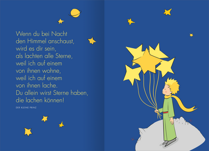 Gezeigt wird eine Innen- oder Zusatzansicht von „Buchkalender Man sieht nur mit dem Herzen gut 2027“. Auf dunkelblauem Hintergrund stehen leuchtend gelbe Sterne und ein mondförmiger Körper. In der Mitte der Seite ist ein kleiner Prinz abgebildet, der mit einer grünen Robe und einem strahlend gelben Haar aussieht. Er hält einen bunten Ballonstrauß aus sieben großen, gelben Sternen. Links ist ein poetischer Text in freundlicher, einfacher Schrift platziert.