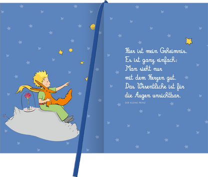 Gezeigt wird eine Innen- oder Zusatzansicht von „Buchkalender Man sieht nur mit dem Herzen gut 2027“. Auf einem sanft blauen Hintergrund sitzt ein Junge mit blonden Haaren und einer orangefarbenen Fuchsfigur auf einem grauen Felsen. Um sie herum sind gelbe Sterne und Planeten verteilt. Auf der rechten Seite steht in verspielter, handschriftlicher Schriftart der Text „Hier ist mein Geheimnis…“. Die harmonischen Farben und die kindliche Typografie verleihen der Illustration eine...