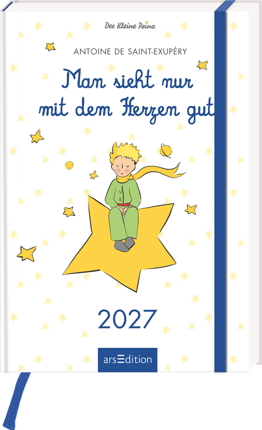 Das Cover zeigt einen kindlichen Protagonisten mit blonden Locken, der in einem grünen Pyjama auf einem gelben Stern sitzt. Er wirkt nachdenklich und freundlich, umgeben von kleinen, goldenen Sternen auf einem weißen Hintergrund. Der Titel „Man sieht nur mit dem Herzen gut“ ist in blauer Schrift oberhalb des Jungen platziert. Darunter steht der Autorennamen Antoine de Saint-Exupéry in einer verspielten Schrift. Unten ist der Aufdruck „2027“ zu sehen. Ganz unten mittig steht der...