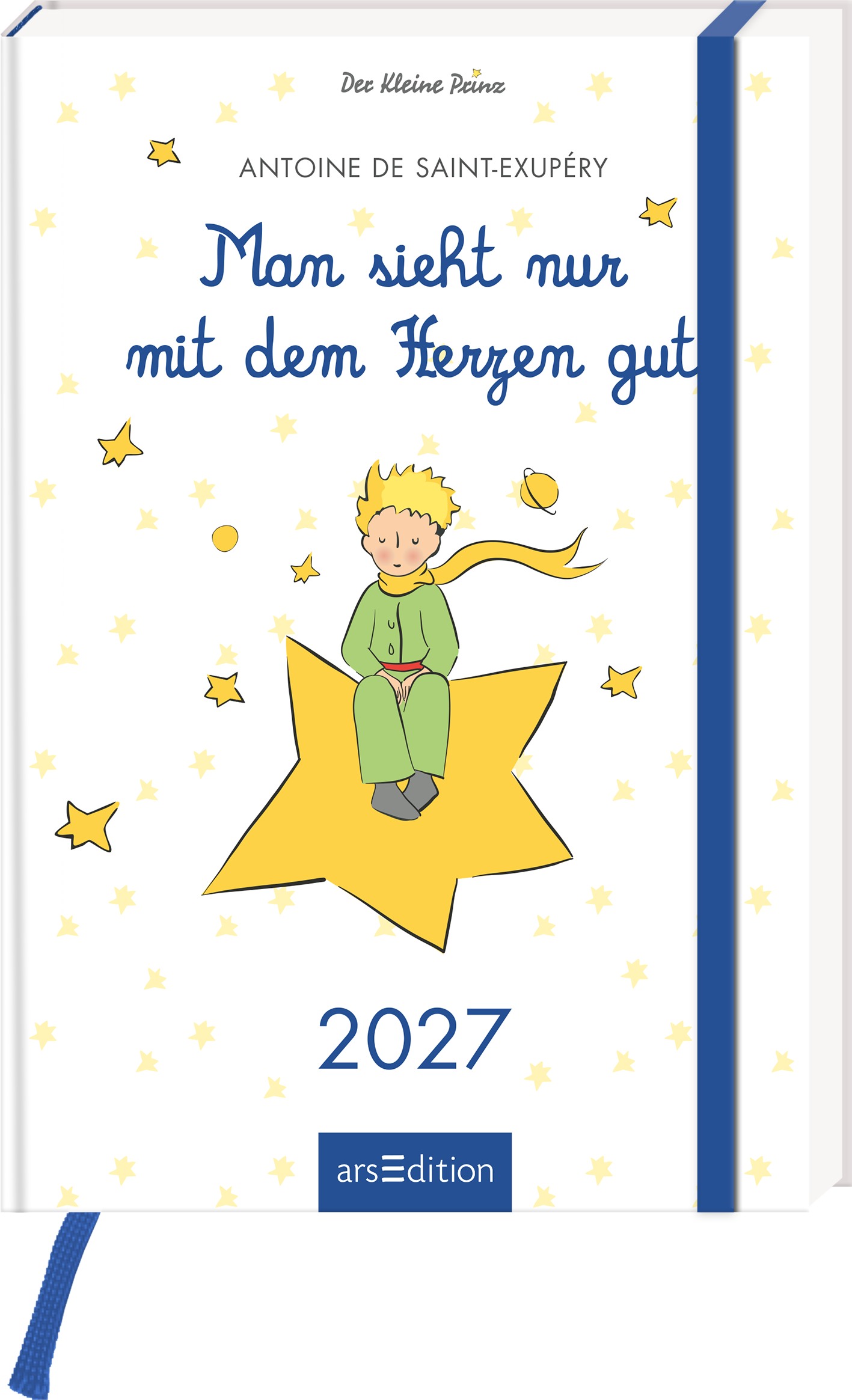 Das Cover zeigt einen kindlichen Protagonisten mit blonden Locken, der in einem grünen Pyjama auf einem gelben Stern sitzt. Er wirkt nachdenklich und freundlich, umgeben von kleinen, goldenen Sternen auf einem weißen Hintergrund. Der Titel „Man sieht nur mit dem Herzen gut“ ist in blauer Schrift oberhalb des Jungen platziert. Darunter steht der Autorennamen Antoine de Saint-Exupéry in einer verspielten Schrift. Unten ist der Aufdruck „2027“ zu sehen. Ganz unten mittig steht der...