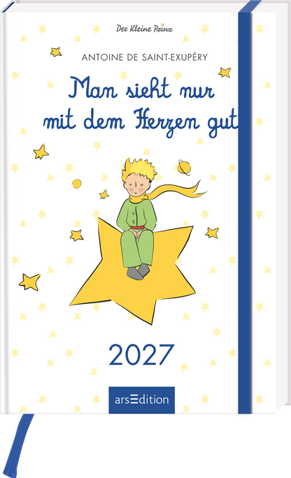 Das Cover zeigt einen kindlichen Protagonisten mit blonden Locken, der in einem grünen Pyjama auf einem gelben Stern sitzt. Er wirkt nachdenklich und freundlich, umgeben von kleinen, goldenen Sternen auf einem weißen Hintergrund. Der Titel „Man sieht nur mit dem Herzen gut“ ist in blauer Schrift oberhalb des Jungen platziert. Darunter steht der Autorennamen Antoine de Saint-Exupéry in einer verspielten Schrift. Unten ist der Aufdruck „2027“ zu sehen. Ganz unten mittig steht der...