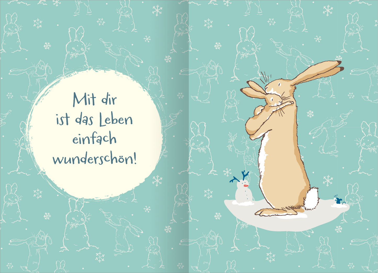 Gezeigt wird eine Innen- oder Zusatzansicht von „Buchkalender Weißt du eigentlich, wie lieb ich dich hab? 2027“. Die Seite zeigt einen hellblauen Hintergrund, auf dem in leichtem, skizzenhaften Stil Hasenabdrücke und Schneeflocken zu sehen sind. In der Mitte steht in einem cremefarbenen, runden Feld der Text „Mit dir ist das Leben einfach wunderschön!“. Der dazugehörige, braun-beige gezeichnete Hase wirkt nachdenklich und umarmt sich, während ein kleiner Schneemann rechts von ihm...