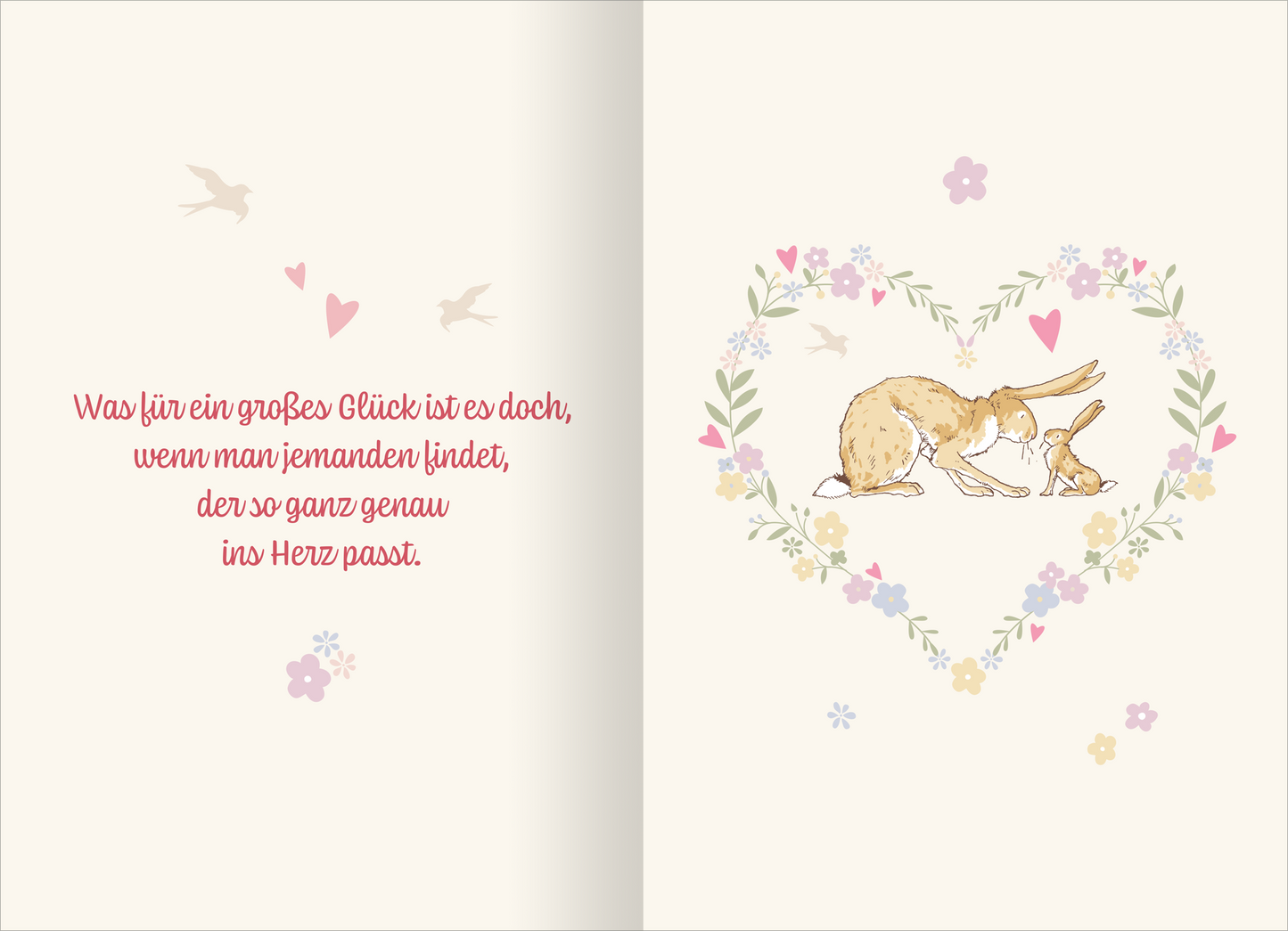 Gezeigt wird eine Innen- oder Zusatzansicht von „Buchkalender Weißt du eigentlich, wie lieb ich dich hab? 2027“. Auf einer sanften, cremefarbenen Hintergrund sind zwei niedliche Hasen in einem Herz aus floralen Elementen abgebildet. Umrahmt von zarten Blumen und kleinen Herzen strahlt die Illustration Wärme aus. Der Text in kräftigem Rot hebt sich ab und lautet: „Was für ein großes Glück ist es doch, wenn man jemanden findet, der so ganz genau ins Herz passt.“ Die Schriftart ist...