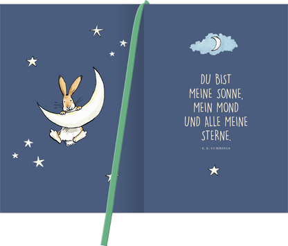 Gezeigt wird eine Innen- oder Zusatzansicht von „Buchkalender Weißt du eigentlich, wie lieb ich dich hab? 2027“. Auf einem tiefblauen Hintergrund sitzt ein niedlicher Hase auf einer großen, geschwungenen Mondsichel. Um ihn herum sind kleine, goldene Sterne verteilt. Rechts befindet sich ein poetischer Text in weißer, verspielt wirkender Schrift: „Du bist meine Sonne, mein Mond und alle meine Sterne.“ Darunter steht in kleinerer Schrift der Name des Autors, E. E. Cummings.