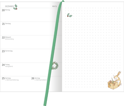 Gezeigt wird eine Innen- oder Zusatzansicht von „Buchkalender Weißt du eigentlich, wie lieb ich dich hab? 2027“. Die Seite ist in sanften, hellen Farbtönen gestaltet. Links befindet sich ein Wochenkalender für Dezember, mit zarten Illustrationen von Mistelzweigen und einer Weihnachtskranz. Rechts ist eine leere, gepunktete Fläche für Notizen, mit einem niedlichen Hasen, der eine Geschenkschachtel betrachtet. Die Typografie ist klar und gut lesbar, unterstrichen von einem verspielten,...