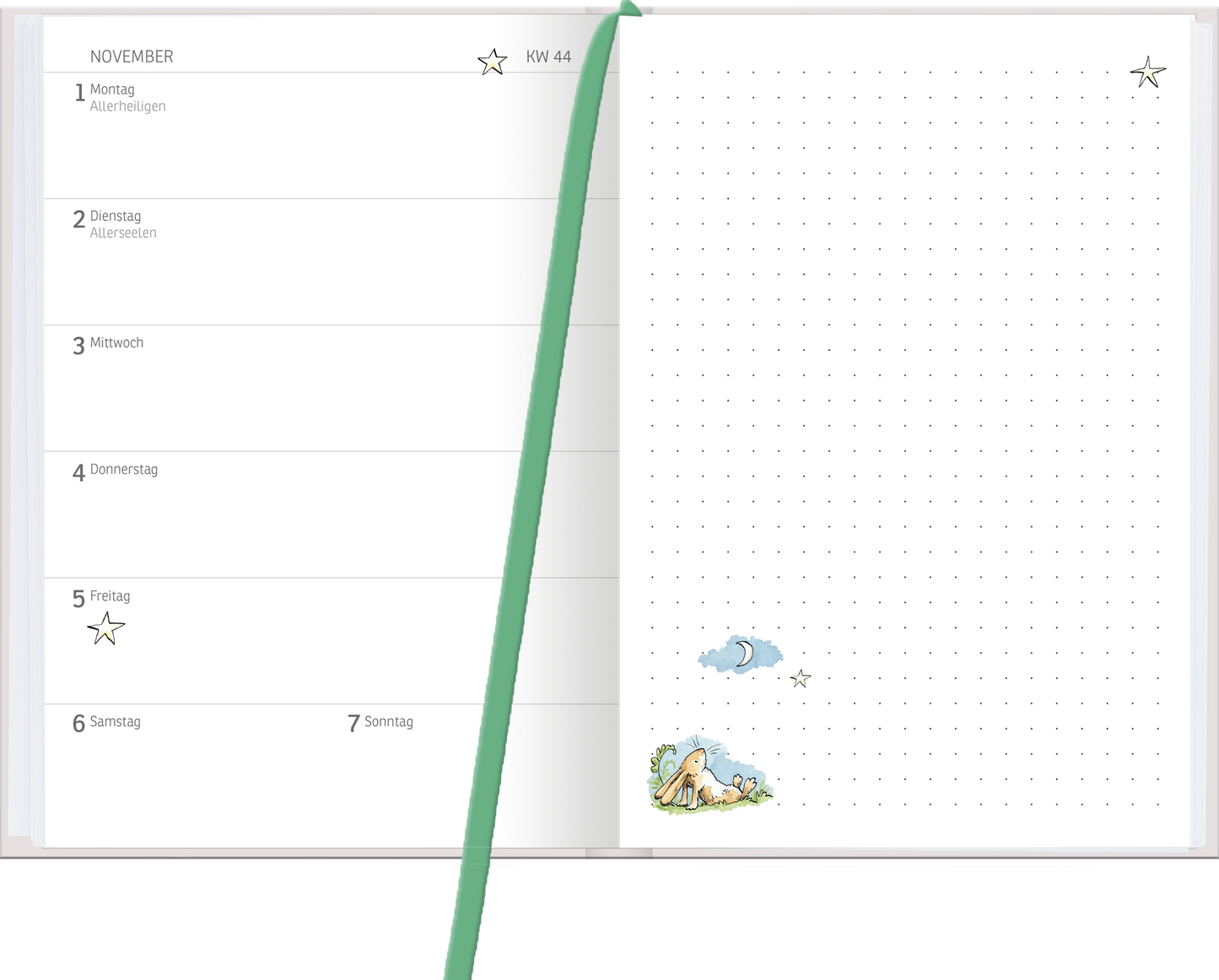 Gezeigt wird eine Innen- oder Zusatzansicht von „Buchkalender Weißt du eigentlich, wie lieb ich dich hab? 2027“. Die linke Seite zeigt eine Wochenübersicht für den November mit klaren, schwarzen Schriftzügen auf weißem Hintergrund. Die rechte Seite ist leer und mit einem zarten, gepunkteten Muster in sanften Farben verziert. Kleine Illustrationen eines Fisches und einer Wolke sind am unteren Rand zu sehen, neben einer figurativen Darstellung eines Kindes auf einer Wiese, wodurch eine...