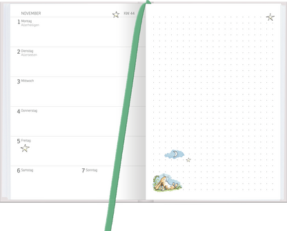Gezeigt wird eine Innen- oder Zusatzansicht von „Buchkalender Weißt du eigentlich, wie lieb ich dich hab? 2027“. Die linke Seite zeigt eine Wochenübersicht für den November mit klaren, schwarzen Schriftzügen auf weißem Hintergrund. Die rechte Seite ist leer und mit einem zarten, gepunkteten Muster in sanften Farben verziert. Kleine Illustrationen eines Fisches und einer Wolke sind am unteren Rand zu sehen, neben einer figurativen Darstellung eines Kindes auf einer Wiese, wodurch eine...