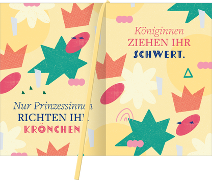 Gezeigt wird eine Innen- oder Zusatzansicht von „Buchkalender The Time Is Now 2027“. Die Gestaltung kombiniert fröhliche, leuchtende Farben wie Gelb, Grün und Rot. Auf einem sanften gelben Hintergrund sind geometrische Formen, darunter Sterne, Kronen und ovale Elemente, zu sehen. Die Schrift ist modern und abwechslungsreich: Textausschnitte wie „Königinnen ZIEHEN IHR SCHWERT.“ und „Nur Prinzessinnen RICHTEN IHR KRÖNCHEN.“ heben sich durch unterschiedliche Schriftgrößen hervor...