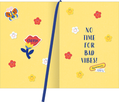 Gezeigt wird eine Innen- oder Zusatzansicht von „Buchkalender Happy durchs Jahr 2027“. Die Seite ist in einem fröhlichen Gelbton gehalten und zeigt bunte, verspielte Illustrationen von Blumen und einem Schmetterling. Der Text „NO TIME FOR BAD VIBES!“ in lässiger, blauer Schrift fungiert als auffälliger Hingucker. Weitere Details umfassen ein rotes Herz mit dem Wort „cheese“ und niedliche smileyartigen Gesichter in verschiedenen Farben, die eine positive Stimmung unterstreichen.