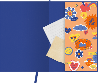 Gezeigt wird eine Innen- oder Zusatzansicht von „Buchkalender Happy durchs Jahr 2027“. Die Innenseite zeigt einen blauen Hintergrund und eine Vielzahl bunter, verspielter Sticker in leuchtenden Farben wie Orange, Gelb und Rot. Auf der rechten Seite sind unterschiedliche Smileys, Blumen und motivierende Wörter wie „GRL PWR“ zu sehen. Links liegt ein Notizblatt und ein kleines, beigefarbiges Papier, das den kreativen Eindruck des Kalenders unterstreicht.