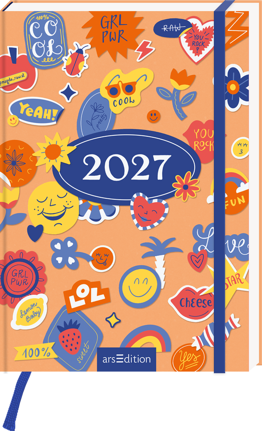Das Buchcover ist in einem warmen, orangefarbenen Ton gehalten und zeigt ein fröhliches Layout mit vielen bunten Stickermotiven in verschiedenen Formen. Zentral steht der große, ovale Text „2027“ in blauer Schrift. Um diesen herum sind verschiedene grafische Elemente wie Blumen, Herzen und Sprechblasen verteilt, die eine verspielte Atmosphäre erzeugen. Der Schriftzug „GRL PWR“ und weitere positive Ausdrücke setzen Akzente. Ganz unten mittig steht der Logoschriftzug von arsEdition.