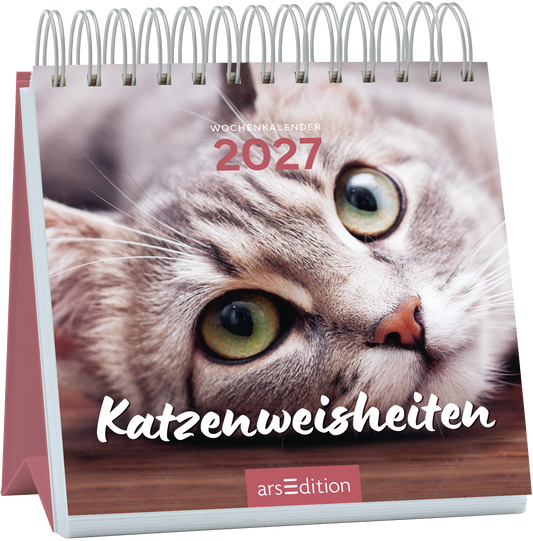 Auf dem Cover des Wochenkalenders „Katzenweisheiten“ 2027 ist eine ansprechende Nahaufnahme einer grauen Katze mit großen, ausdrucksvollen Augen zu sehen. Der Hintergrund ist sanft verschwommen und sorgt für eine harmonische Atmosphäre. Der Titel „Katzenweisheiten“ ist in einer freundlichen, weißen Schriftart platziert und verleiht dem Cover einen einladenden Charakter. Oben steht in dezentem Rot „WOCHENKALENDER 2027“. Ganz unten mittig steht der Logoschriftzug von arsEdition.