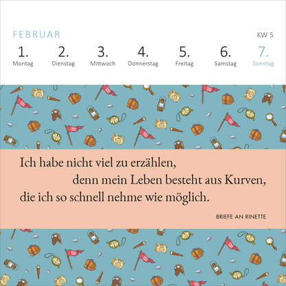 Gezeigt wird eine Innenansicht von „Mini-Wochenkalender Der Kleine Prinz 2027“. Die Seite präsentiert den Februar mit hellblauem Hintergrund, verziert mit bunten Illustrationen von Uhren, Hüten und Fähnchen. Oben sind die Wochentage in kräftigem Schwarz auf weißem Untergrund angeordnet. Im unteren Bereich befindet sich ein Zitat in eleganter Schrift auf einem sanften orangefarbenen Banner, das den Text „Ich habe nicht viel zu erzählen…“ enthält. Die Gestaltung wirkt verspielt...
