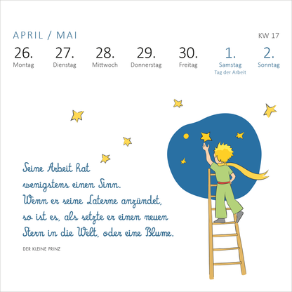 Gezeigt wird eine Innen- oder Zusatzansicht von „Mini-Wochenkalender Der Kleine Prinz 2027“. Auf der Seite sind die Daten für die Woche vom 26. April bis 2. Mai dargestellt. Im oberen Bereich sind die Wochentage in hellblauer Typografie angeordnet. Darunter steht ein Zitat aus „Der Kleine Prinz“ in geschwungener blauer Schrift. Die Illustration zeigt den kleinen Prinzen, der auf einer Leiter steht, um einen Stern zu erreichen, umgeben von einem blauen Hintergrund und goldenen Sternen.