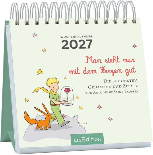 Auf dem Buchcover des Wochenkalenders 2027 sind sanfte Pastellfarben vorherrschend. Ein in grüner Kleidung gekleideter Junge mit blonden Haaren hält einen Glaskrug mit Blumen in der Hand, während er auf einem grauen Felsen steht. Ein orangefarbener Fuchs sitzt neben ihm. Über dem Jungen sind kleine, bunte Sterne und Planeten abgebildet. Der Titel „Man sieht nur mit dem Herzen gut“ ist in verspielter roter Schrift gehalten. Darunter steht: „Die schönsten Gedanken und Zitate von...