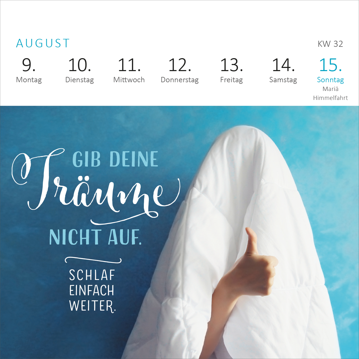 Gezeigt wird eine Innen- oder Zusatzansicht von „Mini-Wochenkalender Fehlt nur noch das Zelt, dann wäre der Zirkus hier perfekt. 2027“. Die Ansicht zeigt den Monat August mit einer sanften blauen Hintergrundfarbe. Oben sind die Wochentage in klarer, schwarzer Typografie angeordnet. Eine Hand mit Daumen hoch und eine Decke markieren das zentrale Motiv. Der auffällige Text in geschwungener Schrift lautet „Gib deine Träume nicht auf“ und wird ergänzt durch die Worte „Schlaf einfach...