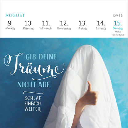 Gezeigt wird eine Innen- oder Zusatzansicht von „Mini-Wochenkalender Fehlt nur noch das Zelt, dann wäre der Zirkus hier perfekt. 2027“. Die Ansicht zeigt den Monat August mit einer sanften blauen Hintergrundfarbe. Oben sind die Wochentage in klarer, schwarzer Typografie angeordnet. Eine Hand mit Daumen hoch und eine Decke markieren das zentrale Motiv. Der auffällige Text in geschwungener Schrift lautet „Gib deine Träume nicht auf“ und wird ergänzt durch die Worte „Schlaf einfach...