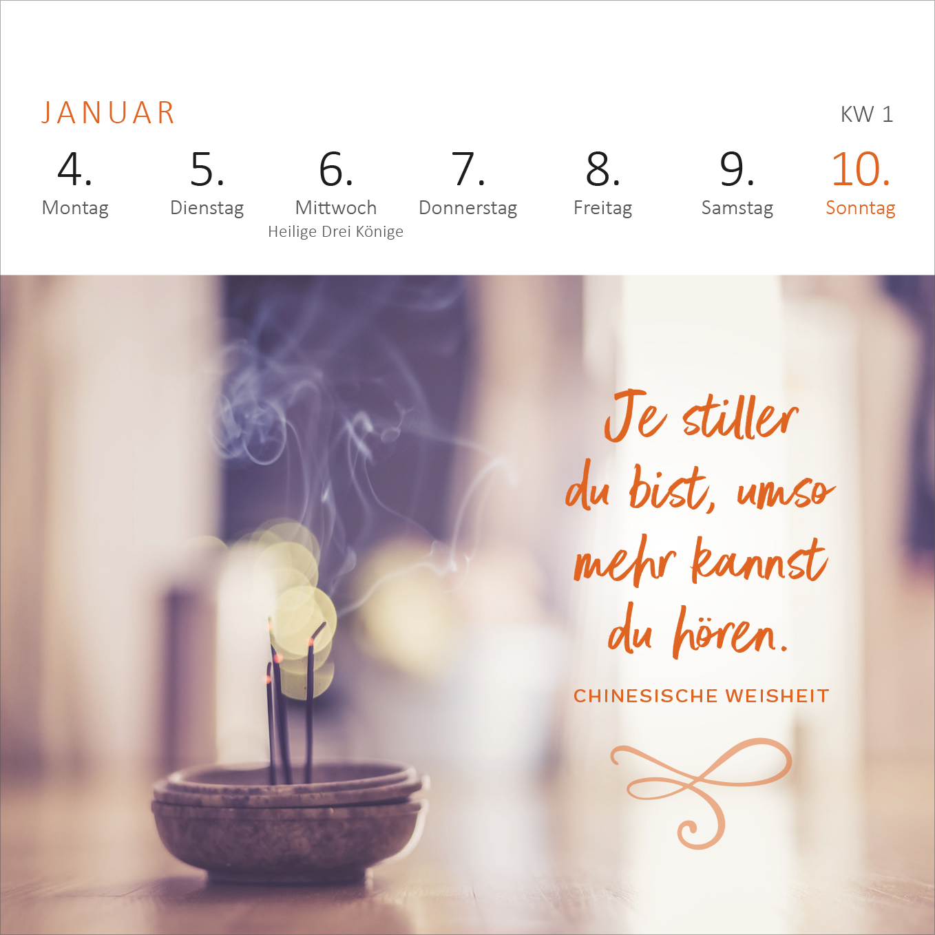 Gezeigt wird eine Innen- oder Zusatzansicht von „Mini-Wochenkalender 365 Tage Achtsamkeit 2027“. Die Darstellung umfasst eine sanfte, angenehme Farbpalette mit überwiegenden Beige- und Orangetönen. Oben sind die Wochentage in klarer, schwarzer Typografie angeordnet. Ein Zitat in fließender, orangefarbener Schrift besagt: „Je stiller du bist, umso mehr kannst du hören.“ Im Hintergrund sind leichte Rauchschwaden sichtbar, die eine entspannende Atmosphäre erzeugen.