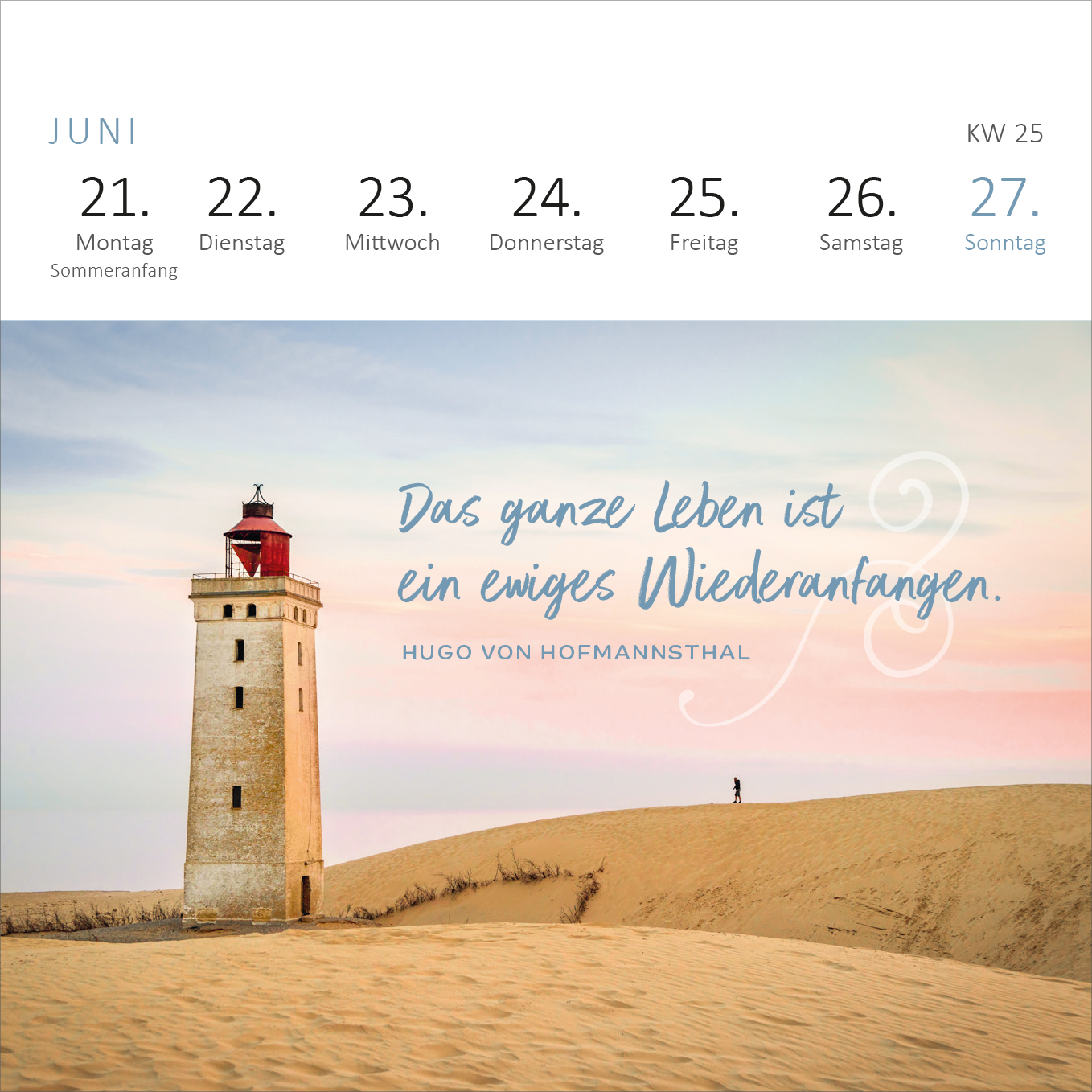 Gezeigt wird eine Innen- oder Zusatzansicht von „Mini-Wochenkalender 365 Tage Achtsamkeit 2027“. Im Hintergrund ist eine sanfte, pastellfarbene Landschaft mit einem Leuchtturm zu sehen. Die Wochenübersicht zeigt die Tage von Montag bis Sonntag in klarer, moderner Schrift. Ein Zitat von Hugo von Hofmannsthal in cursiver, blauer Schrift hebt sich harmonisch vor dem Hintergrund ab. Die Farbpalette umfasst sanfte Erdtöne und Himmelblau, die eine beruhigende Atmosphäre schaffen.