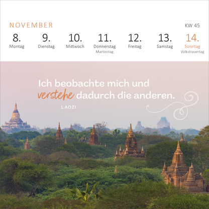 Gezeigt wird eine Innen- oder Zusatzansicht von „Mini-Wochenkalender 365 Tage Achtsamkeit 2027“. Die Seite zeigt den Monat November mit den Wochentagen in einer klaren, serifenlosen Schrift. Die Datumsangaben sind in Schwarz, die Monatsbezeichnung in warmem Orange. Im Hintergrund ist eine sanfte Landschaft mit Pagoden zu sehen, die in sanften Grüntönen und einem pastellfarbenen Himmel gehalten ist. Zentrale Aussage: „Ich beobachte mich und verstehe dadurch die anderen“ in elegantem...