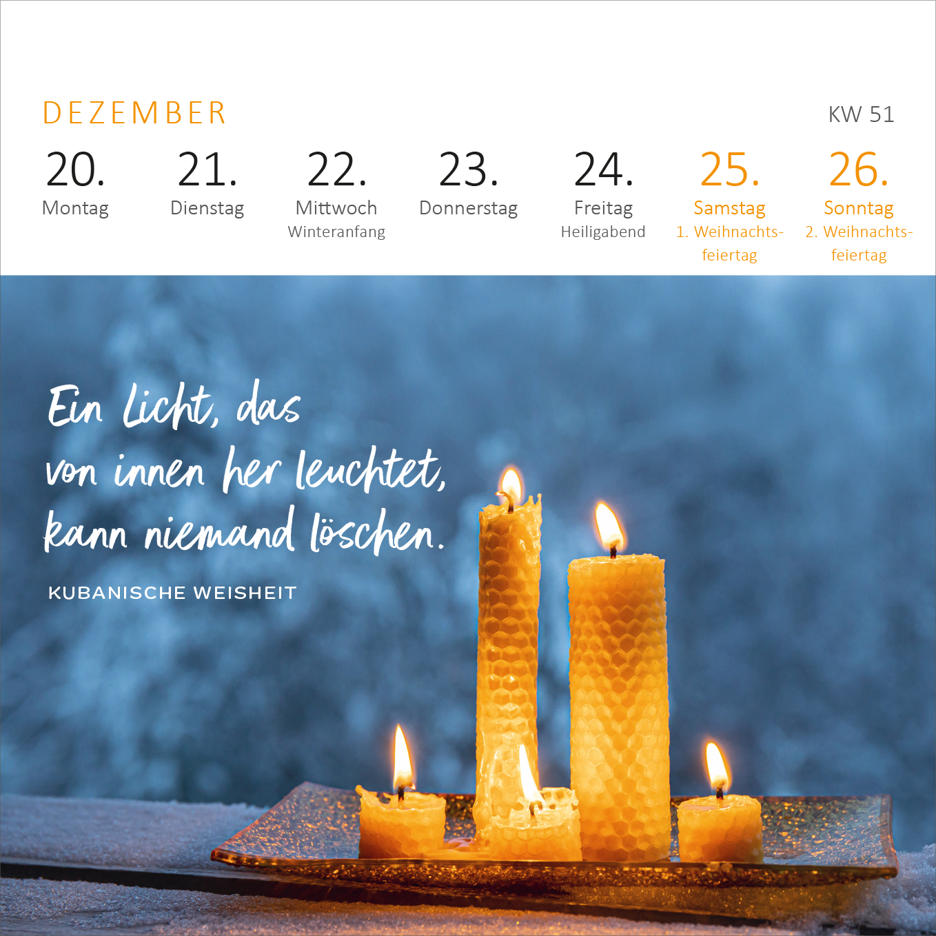 Gezeigt wird eine Innenansicht von „Mini-Wochenkalender 365 Tage Achtsamkeit 2027“. Der Kalender zeigt den Dezember mit einer sanften blauen Hintergrundfarbe. In der unteren Hälfte sind drei leuchtende Kerzen auf einem goldenen Teller abgebildet. Über den Kerzen steht der handschriftliche Text „Ein Licht, das von innen her leuchtet, kann niemand löschen.“ und darunter die Angabe „Kubanische Weisheit“. Die Wochentage sind in eleganten, klaren Schriftzeichen dargestellt.