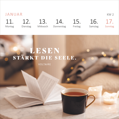 Gezeigt wird eine Innen- oder Zusatzansicht von „Mini-Wochenkalender 365 Tage Sonne im Herzen 2027“. Der Kalender zeigt eine helle, freundliche Gestaltung mit den Wochentagen in zarten Grautönen. Im Fokus liegt ein Zitat von Voltaire: „LESEN STÄRKT DIE SEELE.“ in großer, eleganter Schrift. Daneben liegt ein offenes Buch und eine Tasse Kaffee auf einem Tisch, umgeben von weichen Textilien und sanftem Licht. Die Farben sind warm und einladend.