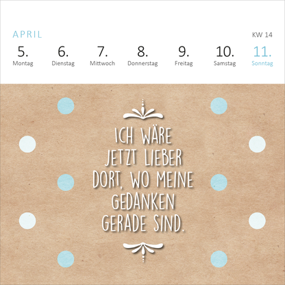Gezeigt wird eine Innen- oder Zusatzansicht von „Mini-Wochenkalender Sei frech, wild und wunderbar! 2027“. Die Ansicht präsentiert ein braunes, strukturiertes Papier als Hintergrund, auf dem kreisrunde, abwechselnd blaue und weiße Punkte angeordnet sind. In der Mitte steht der Spruch „Ich wäre jetzt lieber dort, wo meine Gedanken gerade sind“ in verspielter, weißer Schrift. Darüber befindet sich ein dekoratives grafisches Element. Oben sind die Wochentage in einer klaren, modernen...