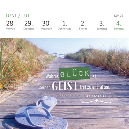Gezeigt wird eine Innen- oder Zusatzansicht von „Mini-Wochenkalender Ein Jahr voll Glück 2027“. Die Ansicht zeigt eine Strandkulisse mit einem Holzsteg, umrahmt von grünem Gras. In der unteren Bildhälfte befindet sich ein Zitat von Aristoteles, das in unterschiedlichen Schriftgrößen gestaltet ist: „Wahres GLÜCK ist, seinen GEIST frei zu entfalten.“ Die Farben sind sanft und pastellig, wobei Blau- und Grüntöne vorherrschen. Die Wochentage sind oben in klarer, eleganter Schrift...