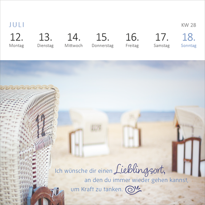Gezeigt wird eine Innen- oder Zusatzansicht von „Mini-Wochenkalender Ich wünsch dir was 2027“. Die Ansicht zeigt eine helle, inspirierende Strandlandschaft mit mehreren Strandkörben im Hintergrund. Oben sind die Wochentage klar strukturiert in einer modernen, serifenlosen Schrift dargestellt. Der Text „Ich wünsche dir einen Lieblingsort, an den du immer wieder gehen kannst, um Kraft zu tanken“ ist in einer geschwungenen, blauen Schriftfarbe hervorgehoben und vermittelt eine positive...