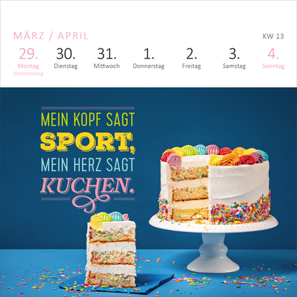 Gezeigt wird eine Innen- oder Zusatzansicht von „Mini-Wochenkalender Bevor ich mich jetzt aufrege, ist es mir lieber egal! 2027“. Im Hintergrund ist eine kräftige blaue Fläche zu sehen, auf der der Text „Mein Kopf sagt SPORT, mein Herz sagt KUCHEN.“ in großen, bunten Buchstaben steht. Die Typografie ist verschnörkelt und hebt den humorvollen Inhalt hervor. Rechts befindet sich eine eindrucksvolle, mehrschichtige Torte mit bunten Dekorationen und Streuseln. Oben sind fröhliche,...