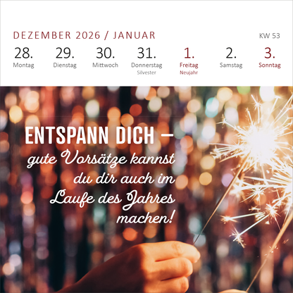 Gezeigt wird eine Innen- oder Zusatzansicht von „Mini-Wochenkalender Tschüss Arbeit, hallo Ruhestand! 2027“. Die Darstellung zeigt den Monatswechsel von Dezember 2026 zu Januar 2027 mit den Tagen in klarer roter Schrift auf einem hellen Hintergrund. Im unteren Bereich wird die Botschaft „ENTSPANN DICH – gute Vorsätze kannst du dir auch im Laufe des Jahres machen!“ in einer ansprechenden, verspielten Typografie präsentiert. Der Hintergrund ist mit funkelnden Lichtern in warmen...