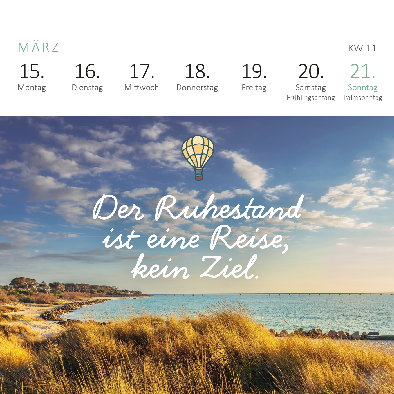 Gezeigt wird eine Innen- oder Zusatzansicht von „Mini-Wochenkalender Tschüss Arbeit, hallo Ruhestand! 2027“. Die Ansicht zeigt den Monat März mit einer maritimen Landschaft, die sanfte Wellen und Sanddünen umfasst. Über dem Bild schwebt ein bunter Heißluftballon. In verspielter, weißer Schrift steht der Slogan „Der Ruhestand ist eine Reise, kein Ziel.“ Datum und Wochentage sind in einer klaren, modernen Typografie dargestellt. Die Farbtöne wirken freundlich und beruhigend.