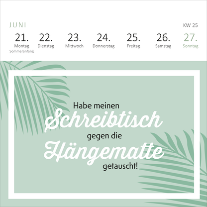 Gezeigt wird eine Innen- oder Zusatzansicht von „Mini-Wochenkalender Tschüss Arbeit, hallo Ruhestand! 2027“. Der Kalender zeigt eine sanfte mintgrüne Hintergrundfarbe, umrahmt von einem weißen Rahmen. In der oberen Hälfte sind die Wochentage sowie die Kalenderwoche in klarer, minimalistischer Schrift angeordnet. Darunter steht in verspielter, geschwungener Typografie der Satz „Habe meinen Schreibtisch gegen die Hängematte getauscht!“, der in Weiß hervorsticht. Palmblätter...