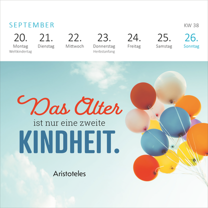 Gezeigt wird eine Innen- oder Zusatzansicht von „Mini-Wochenkalender Tschüss Arbeit, hallo Ruhestand! 2027“. Der Kalender zeigt eine helle, luftige Gestaltung mit einem sanft blauen Himmel als Hintergrund. In der Mitte steht der Spruch „Das Alter ist nur eine zweite KINDHEIT.“ in einer ansprechenden Typografie; der Teil „Das Alter“ ist rot und „KINDHEIT“ in kräftigem Blau hervorgehoben. Bunte Luftballons in pastel und kräftigen Farben ergänzen das Bild und vermitteln eine...