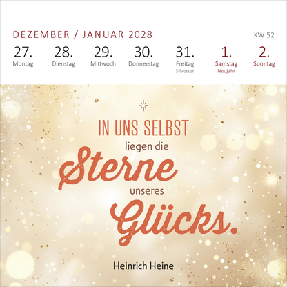 Gezeigt wird eine Innen- oder Zusatzansicht von „Mini-Wochenkalender Tschüss Arbeit, hallo Ruhestand! 2027“. Die Seite für Dezember und Januar 2028 ist in sanften, goldenen Farbtönen gehalten und zeigt ein festliches Design mit zarten Glitzerpunkten. Der Spruch „IN UNS SELBST liegen die Sterne unseres Glücks.“ ist in geschwungener roter Schrift hervorgehoben, darüber steht das Zitat von Heinrich Heine. Die Wochentage sind klar strukturiert und gut lesbar.