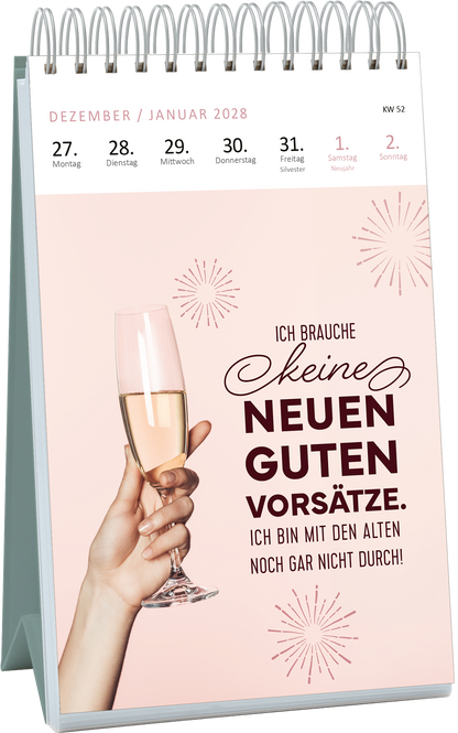 Gezeigt wird eine Innen- oder Zusatzansicht von „Wochenkalender Mir geht’s nicht gut, ich glaub ich hab Montag 2027“. Die Seite präsentiert eine sanft rosa Hintergrundfarbe mit einer Hand, die ein Sektglas hält. In einer dekorativen, geschwungenen Schrift steht „Ich brauche keine neuen guten Vorsätze.“ Darunter folgt die Aussage: „Ich bin mit den alten noch gar nicht durch!“ Die Kombination aus fröhlichen und humorvollen Elementen spiegelt Optimismus wider.