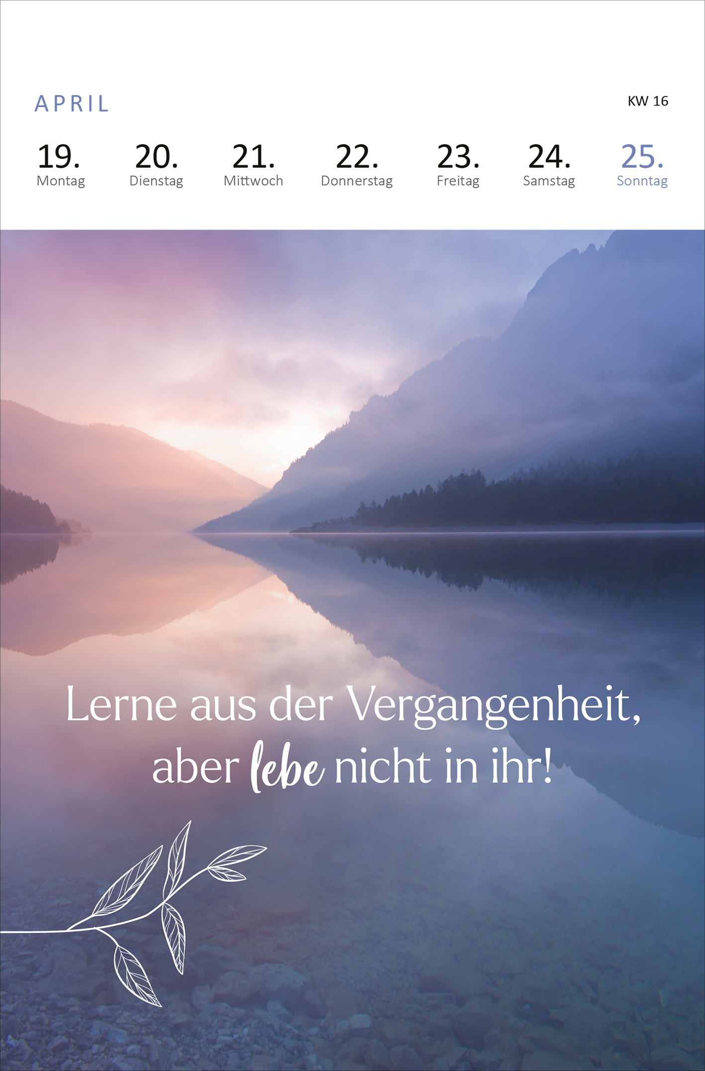 Gezeigt wird eine Innen- oder Zusatzansicht von „Wochenkalender 365 Tage Gelassenheit 2027“. Die Seite präsentiert eine beruhigende Landschaft mit sanften violetten und blauen Farbtönen, die einen See und umliegende Berge zeigt. Am unteren Rand steht in eleganter, geschwungener Schrift der Spruch „Lerne aus der Vergangenheit, aber lebe nicht in ihr!“. Oben sind die Wochentage und das Kalenderdatum in klarer, moderner Typografie angeordnet. Dies unterstützt die Übersichtlichkeit und...