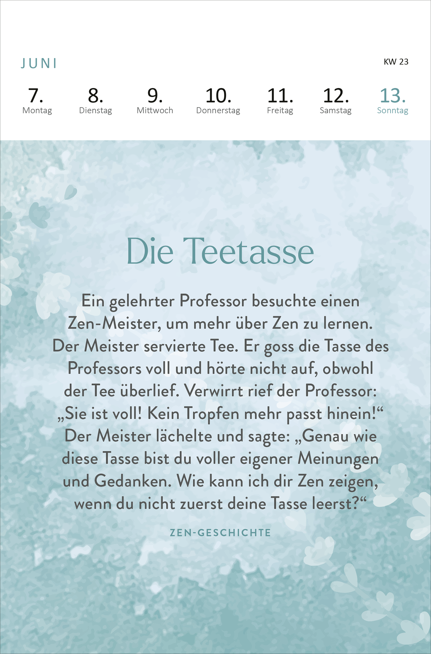 Gezeigt wird eine Innen- oder Zusatzansicht von „Wochenkalender 365 Tage Gelassenheit 2027“. Die Seite ist sanft in hellblau und mintgrün gehalten, mit floralen Aquarellmotiven im Hintergrund. In der Mitte steht in eleganter, großer Schrift „Die Teetasse“. Darunter befindet sich ein Text, der eine Zen-Geschichte erzählt, in klarer, gut lesbarer Schriftart. Die Wochentage sind schlicht im oberen Bereich mit einer kleinen Kalenderwoche angegeben.