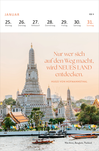 Gezeigt wird eine Innen- oder Zusatzansicht von „Wochenkalender Träume dich um die Welt 2027“. Der Januar präsentiert ein bezauberndes Bild des Wat Arun in Bangkok, umgeben von sanften, warmen Farben der Abenddämmerung. Der inspirierende Zitat von Hugo von Hofmannsthal ist in eleganter, geschwungener Schriftart in einem sanften Rosé gehalten. Die Wochentage sind klar und strukturiert in Schwarz und Orange dargestellt, was für eine angenehme Lesbarkeit sorgt.