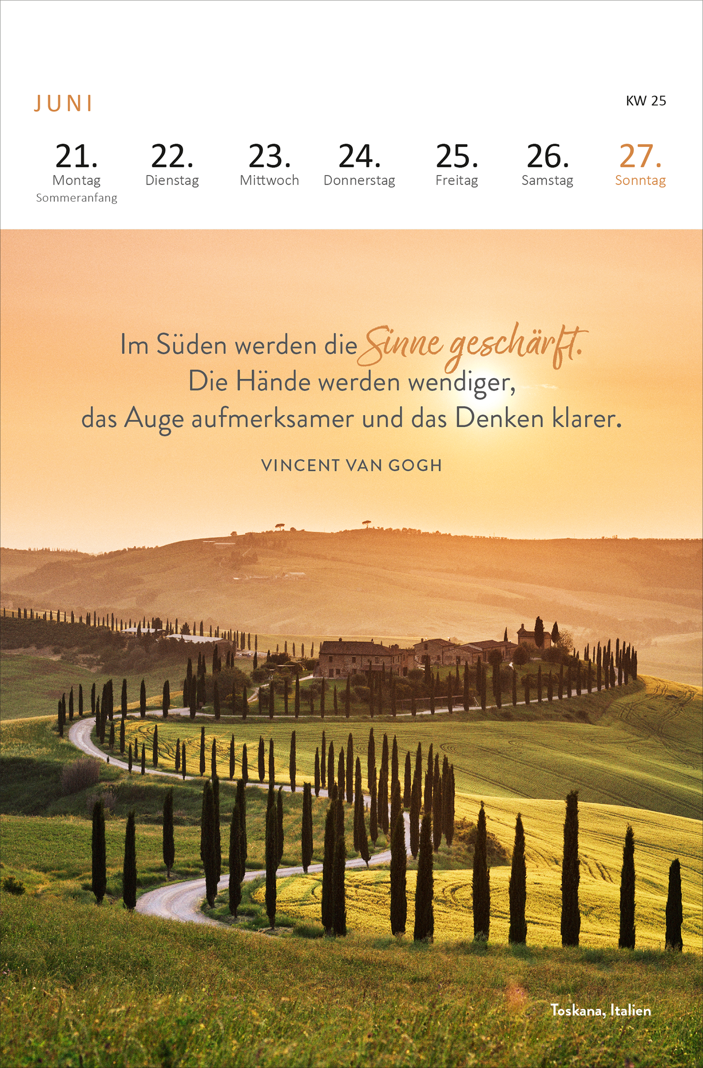 Gezeigt wird eine Innen- oder Zusatzansicht von „Wochenkalender Träume dich um die Welt 2027“. Die Seite zeigt einen malerischen Landschaftsaufdruck der Toskana bei Sonnenuntergang, umgeben von Zypressen. Oben sind die Wochentage in schlichten, modernen Schriftarten in Grau und Gold zu sehen. Der zitierte Text von Vincent van Gogh ist in einer eleganten, geschwungenen Schrift in Dunkelgrün gehalten und hebt sich vom sanften Hintergrund ab. Die Gesamtgestaltung strahlt Ruhe und Inspiration...